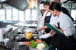 Kochen Klasse Atmosphäre, ist zu Arbeit eng mit ein Koch und lernen von erfahren Köche beim anerkannt Institutionen. foto