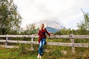 jung schön Frau Reisender , Berge Alpen Hintergrund, foto