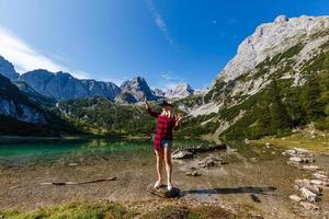 ein Reisender mit virtuell Wirklichkeit Brille. das Konzept von virtuell Reise um das Welt. im das Hintergrund Schloss Neuschwanstein. Zukunft Technologie Konzept. foto