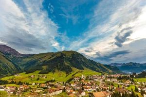 Berg Senke Dorf Landschaft Sommer- foto
