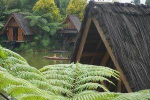 Panorama von ein See im Bambus Dorf foto