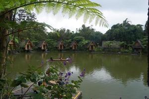 Panorama von ein See im Bambus Dorf foto