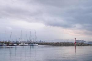 das wolkig Nachmittag beim das Angeln Seebrücke foto