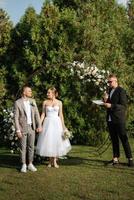 Hochzeit Zeremonie von das Jungvermählten auf das Lichtung foto