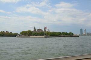 Ellis Insel Gebäude und vereinigt Zustände Flagge mit Wasser im Neu York foto