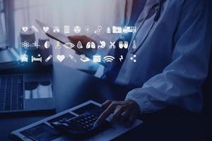 Medizin Arzt Arbeiten mit Digital medizinisch Schnittstelle Symbole auf das Krankenhaus Hintergrund, Gesundheitswesen und medizinisch Technologie und Netzwerk Konzept. foto