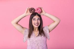 Schönheit Modell- Mädchen nehmen bunt Donuts. komisch froh Frau mit Süßigkeiten, Nachtisch. Diät, Diät Konzept. Müll Essen, abnehmen, Gewicht Verlust foto