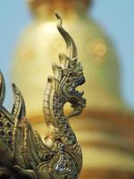 thailändisch Tempel und Budha Stil goden mit Krone foto