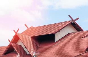 rot Dach Haus mit gefliest Dach auf Blau Himmel foto