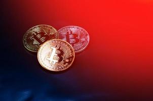 Bitcoin Münzen auf dunkel Hintergrund, Symbol von elektronisch virtuell Geld und Bergbau Kryptowährung Konzept.Münze Krypto Währung Bitcoin Konzept. foto