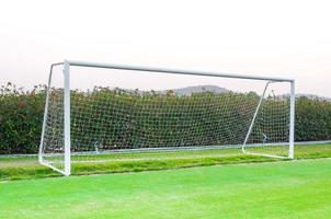 Tor Schuss von das Ecke im das Vorderseite ,Fußball Feld, leer Amateur Fußball Tor Beiträge und Netze foto