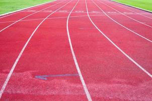 Laufen Spur und Grün Gras, direkt Leichtathletik Laufen Spur beim Sport Stadion foto