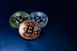 Bitcoin Münzen auf dunkel Hintergrund, Symbol von elektronisch virtuell Geld und Bergbau Kryptowährung Konzept.Münze Krypto Währung Bitcoin Konzept. foto