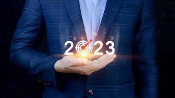 Geschäft Ziel und Tor 2023 Symbol, Hand zeigen halten 2023 virtuell Bildschirm, Start Neu Jahr 2023 mit ein Tor planen, Aktion planen, Strategie, Neu Jahr Geschäft Vision. foto