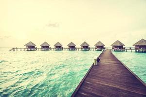 Sonnenuntergang über einem Resort auf den Malediven
