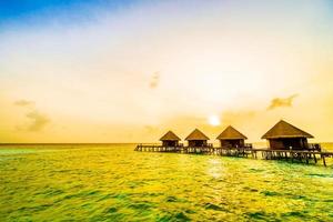 Sonnenuntergang über einem Resort auf den Malediven