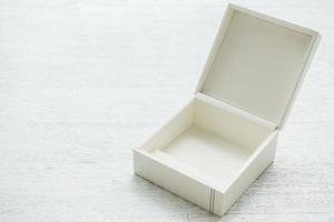 weiße Lederbox auf hölzernem Hintergrund foto