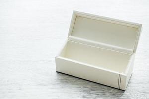 weiße Lederbox auf hölzernem Hintergrund foto