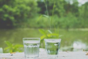 Wasser in Gläsern auf einem Holztisch foto