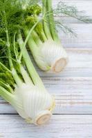 Fenchel auf einem weißen hölzernen Hintergrund foto