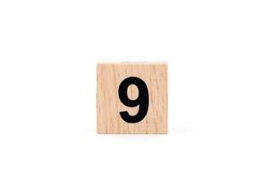 Holzblock Nummer neun auf weißem Hintergrund foto