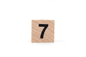Holzblock Nummer sieben auf weißem Hintergrund foto