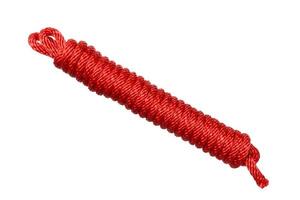 rotes verdrehtes Seil lokalisiert auf einem weißen Hintergrund foto