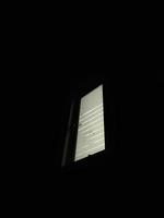 Fenster im ein dunkel Zimmer von ein uralt Gebäude foto
