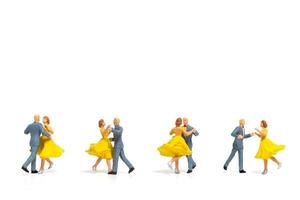 Miniaturpaar, das romantisch auf einem weißen Hintergrund, Valentinstagkonzept tanzt foto