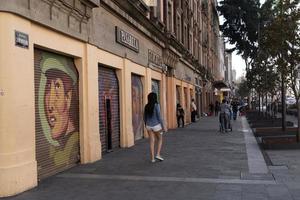 Mexiko Stadt, Mexiko - - Januar 30 2019 - - alle das Geschäfte rollen Nieder Tore haben sprühen gemalt Graffiti foto
