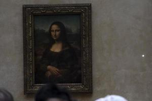 paris, frankreich - 7. oktober 2018 - mona lisa malerei louvre hall voller touristen foto