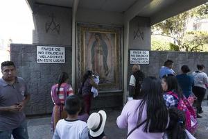 Mexiko-Stadt, Mexiko - 4. November 2017 - Pilger in der Kathedrale von Guadalupe foto