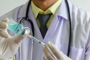 Mediziner, der einen koviden Impfstoff extrahiert