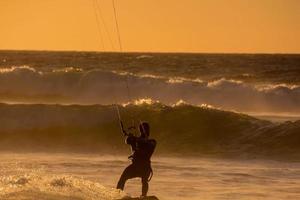 Kitesurfer beim Sonnenuntergang foto