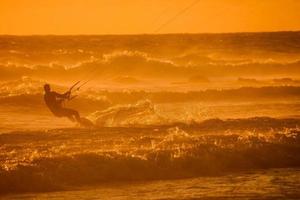 Kitesurfer beim Sonnenuntergang foto