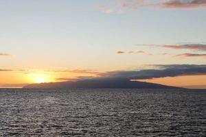 Sonnenuntergang über dem Meer foto