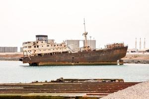 verlassen Metall rostig Schiff foto