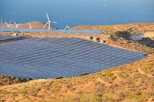 Solar- Paneele durch das Meer foto