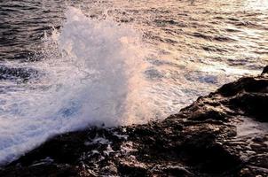Welle abstürzen auf das Felsen foto