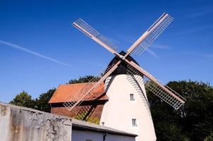 traditionell Windmühle im Sommer- foto