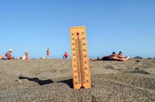 Thermometer im Sand foto