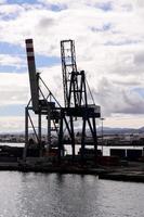 industriell Kran beim das Hafen foto