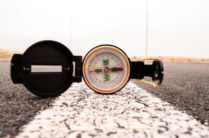 Kompass auf der Straße foto