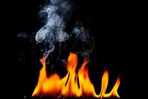 Flamme Treibstoff png Hitze und Verbrennung Gefahr explodieren Grill rot Gelb Flamme isoliert auf schwarz Hintergrund foto