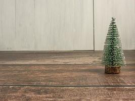 Weihnachten Baum Miniatur auf Holz Tabelle zum Urlaub Konzept foto