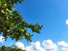 blauer Himmel und Wolken foto