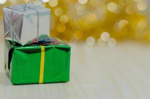 silberne und grüne Geschenke