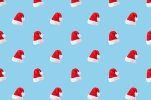 Weihnachtsmann-Hut Musterdesign auf blauem Hintergrund foto