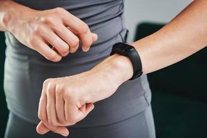 Frau verwenden Fitness Tracker und tun Sport Übung beim Zuhause foto