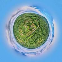 sphärisches Panorama der Naturlandschaft. kleiner planet panorana foto